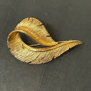 Vintage Sarah‎ Coventry Textured Gold Tone Curled Leaf Brooch